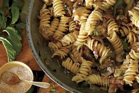 fusilli-bacon-onions-mushrooms-mld108278.jpg