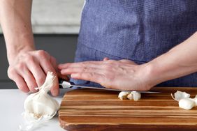 how to crush garlic