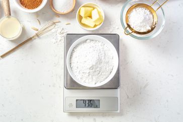 Food scale with ingredients